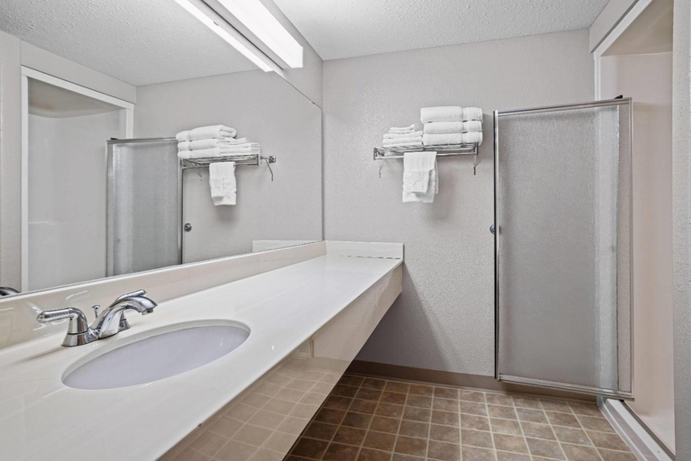 Bathroom 4, Days Inn & Suites by Wyndham Winkler, Division No. 3