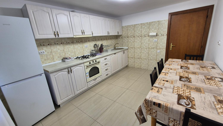 Others 5, Casa Dobrin, Capatanenii Pamanteni