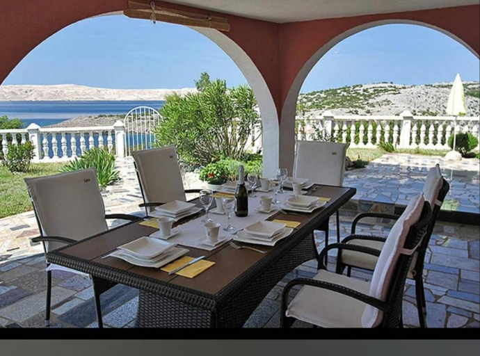 Food & Drinks 4, Villa Lilly 2, Karlobag