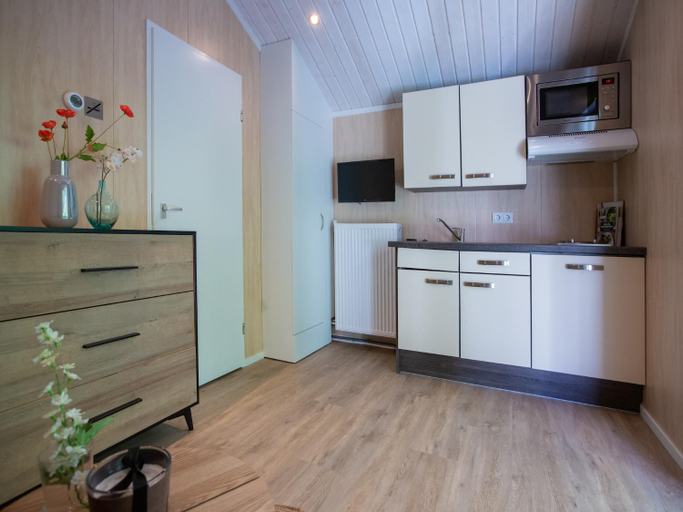 Others 3, Tiny House in Brabant with Cozy Terrace, Oirschot