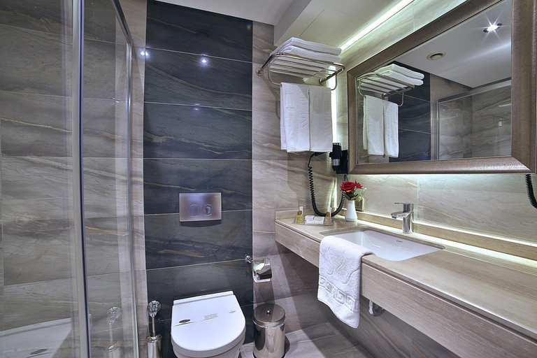 Bathroom 3, Corner Hotel, Fatih