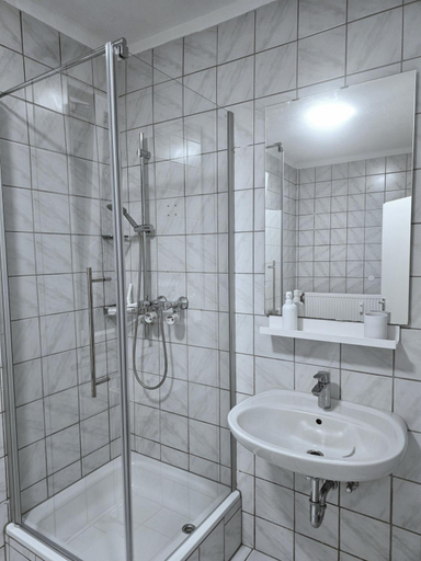 Shower 5, City-Close - King Bed & Free Garage, Bayreuth
