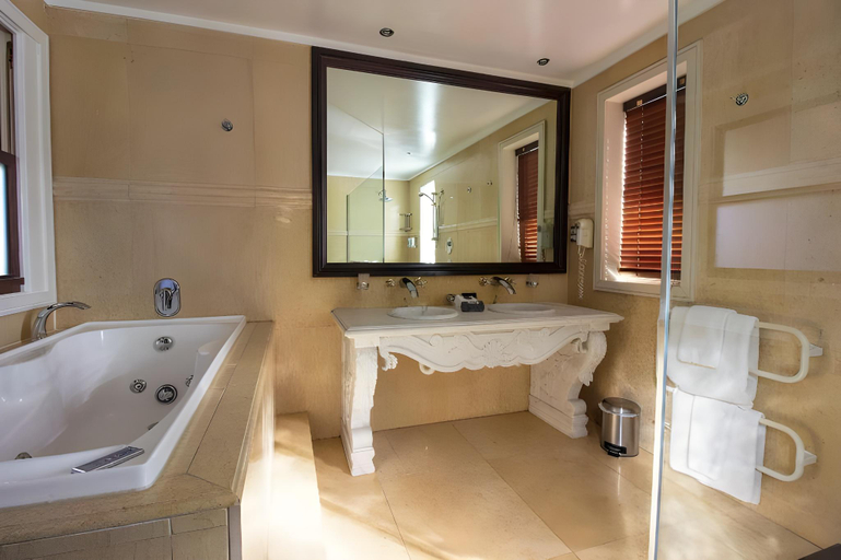 Bathroom 4, Nugget Point Hotel, Queenstown-Lakes