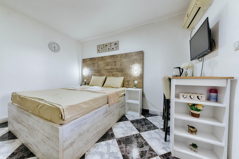 Others 5, Studio Apartments S