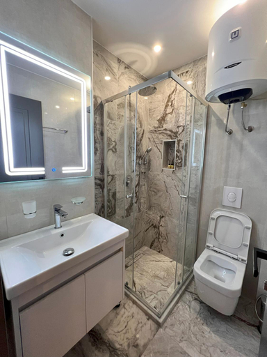 Bathroom 3, Donna