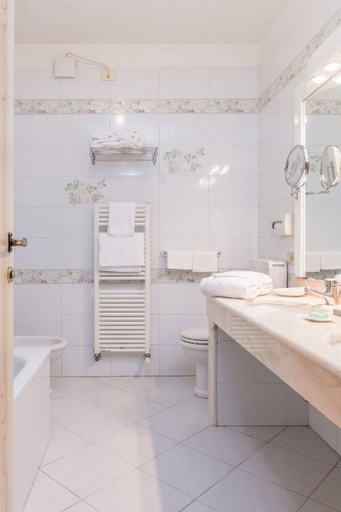Bathroom 4, Duchessa Isabella Hotel & SPA                                                   , Ferrara