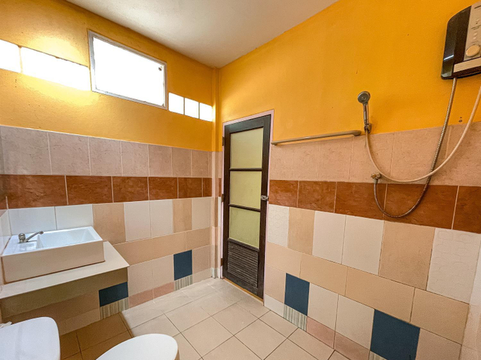 Bathroom 3, Kanta Hill Resort, Lan Saka