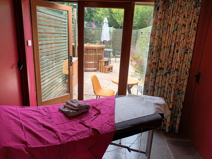 Sport & Beauty, Jossie's Snug, Surrey