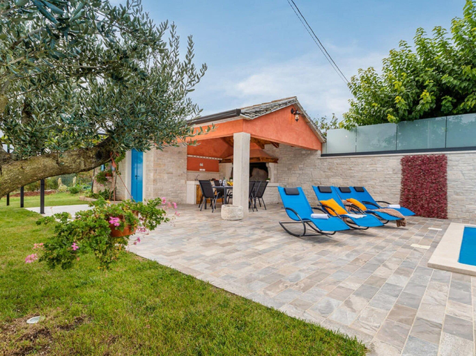 4, Stylish villa with swimming pool and garden, Oprtalj