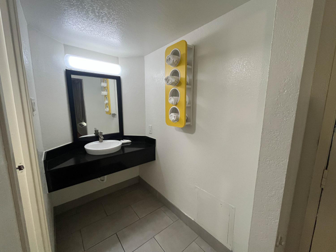 Bathroom 4, Motel 6 Euless, TX - DFW West, Tarrant