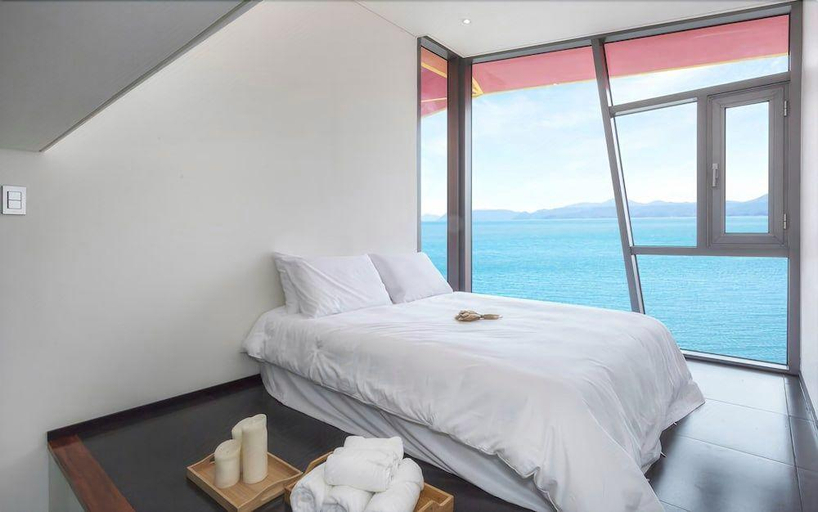 Bedroom 3, Namhae Pumda Pool villa Pension, Namhae