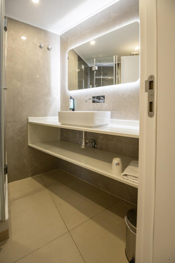 Bathroom 4, The ICONS Lisbon Hotel, Lisbon