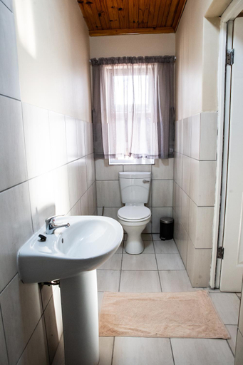 Bathroom, Kariega Apartments - 4 Graaff-Reinet Rd, Nelson Mandela Bay