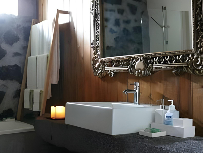 Bathroom 5, Pocinhobay, Madalena