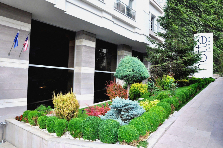 Exterior & Views