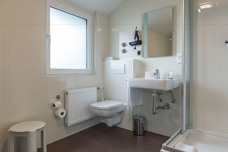 Bathroom 2, Sure Hotel by Best Western Ratingen, Mettmann