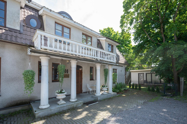 Exterior & Views