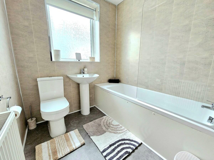 Bathroom 4, Charming 3-Bed Oasis-free parking, Glasgow
