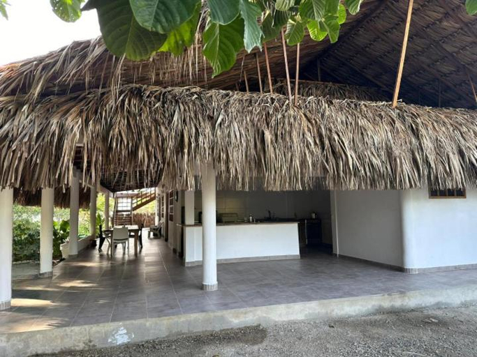 Others 2, La Casa Blanca - Etxe Zuria, Moñitos
