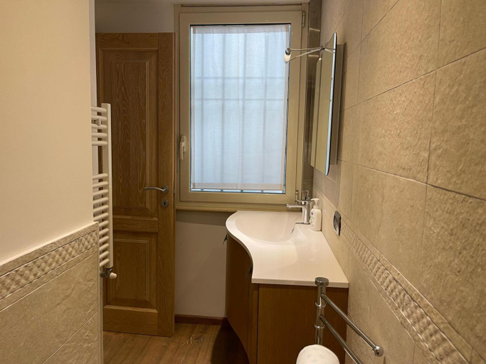 Bathroom 3, Foro Romano Apartments D, Rome