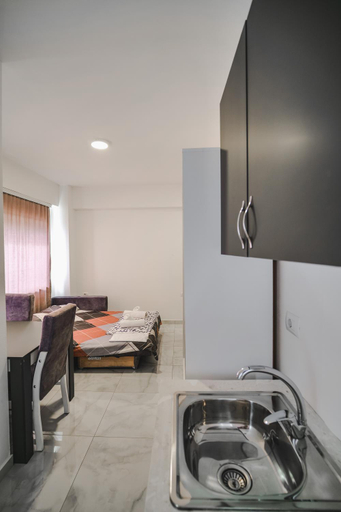 Others 5, Davids Apartments, Sarandës
