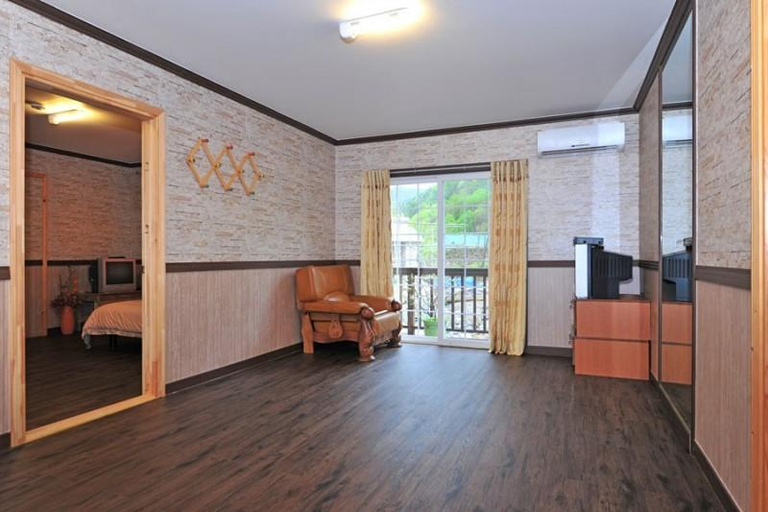 Others 5, Jecheon Worak Deulgukwa Pension, Jecheon