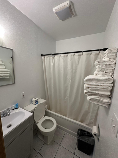 Bathroom 3, Sportsman Motel, Phillips