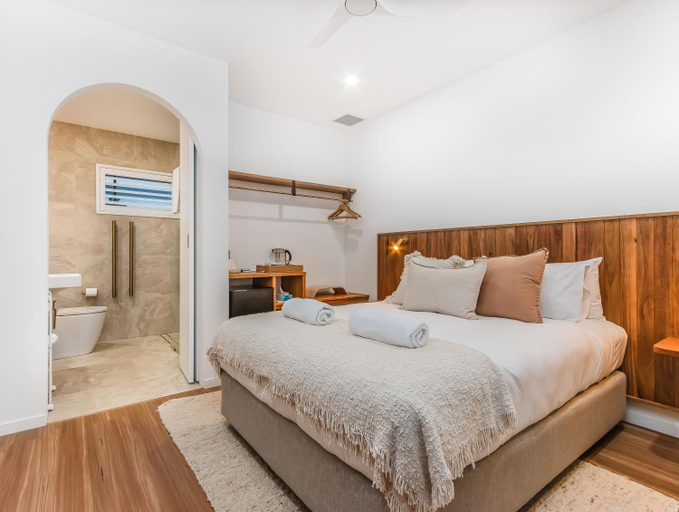 Others 5, The Health Lodge, Byron