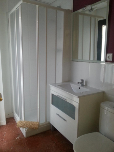 Bathroom 4, Residencia Universitaria Tagaste, Barcelona