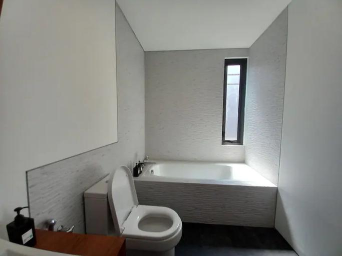 Bathroom, Dago Village Villa Destania A8A, Bandung
