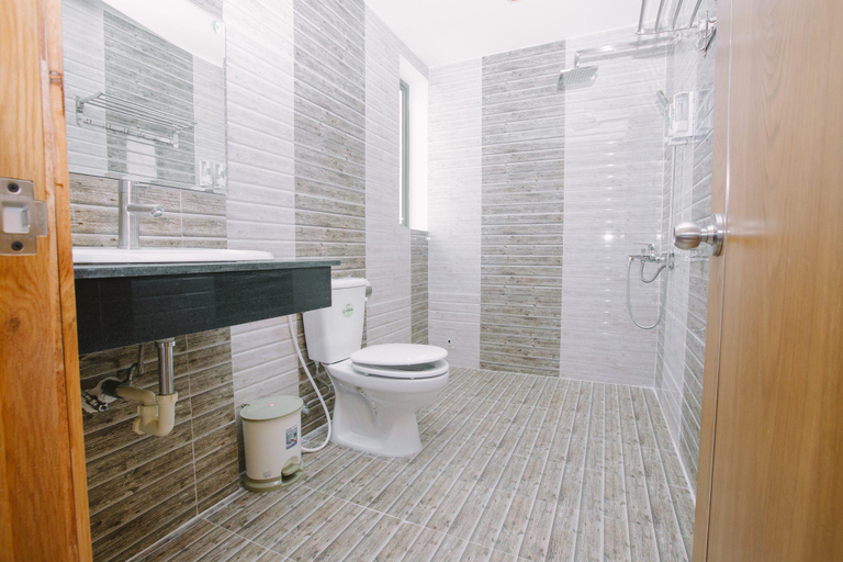 Bathroom 5, Tan Hoang Long Hotel, Da Nang