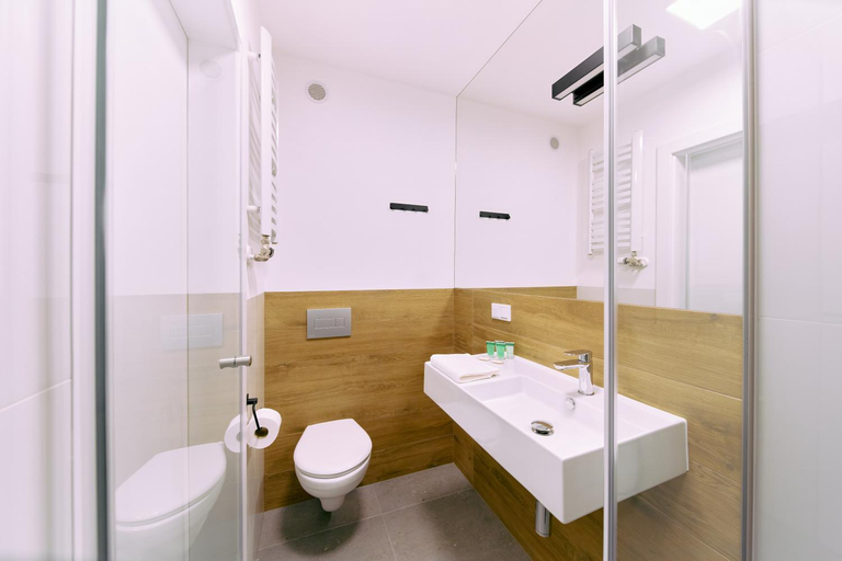Bathroom 2, RABKA ZDROJ Cegielski - pokoje wyremontowane, Nowy Targ