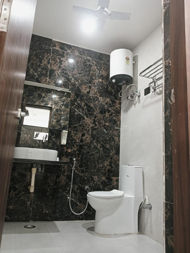 Bathroom 4, Chandan Palace, Agra