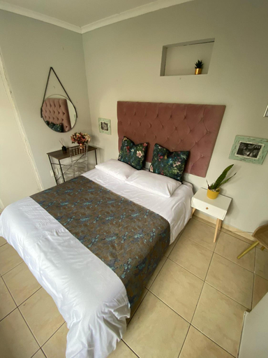 Others 2, Mbathos guesthouse, eThekwini