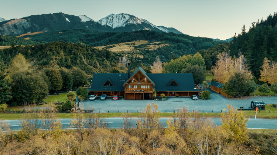 Exterior & Views