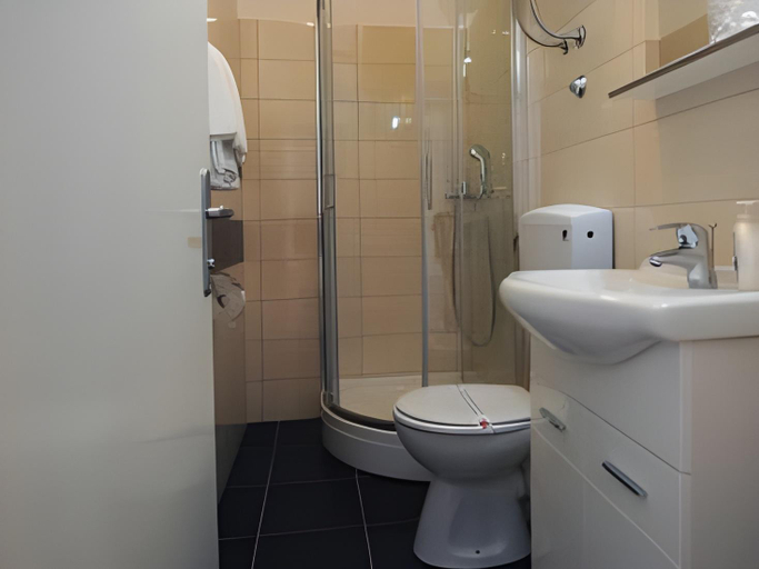 Bathroom 2, Tinel Rooms Old City Center, Zadar
