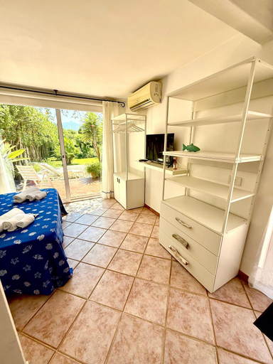 Others 5, Dependance in Villa, Latina