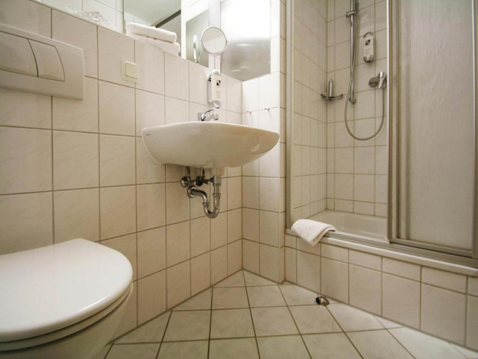 Bathroom 2, Wohnung in Tanne mit einem Balkon oder einer Terrasse, Harz
