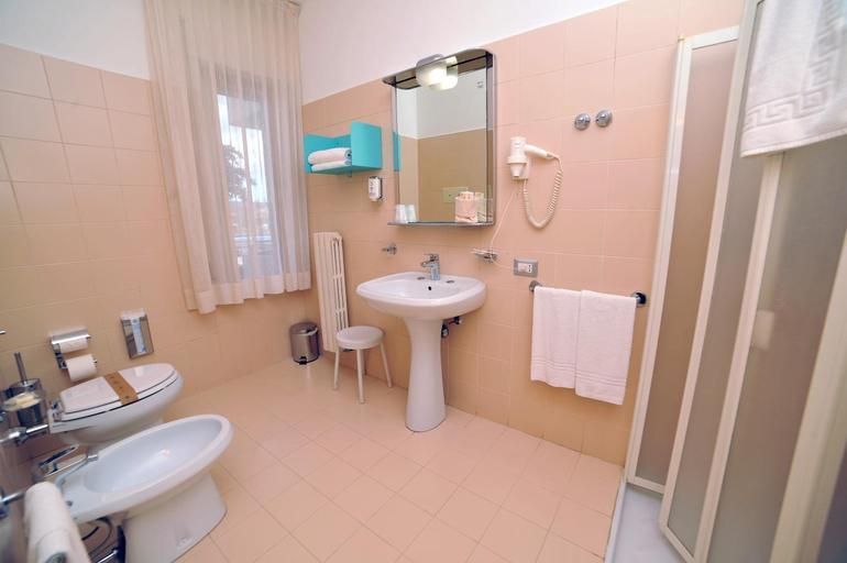 Bathroom 5, Hotel San Crispino, Macerata