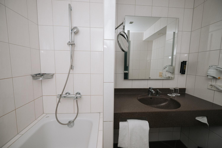 Bathroom 5, Feringapark Hotel by Coffee Fellows Hotels, München