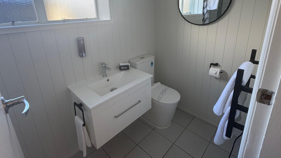 Bathroom 3, Bristol Motel, Upper Hutt