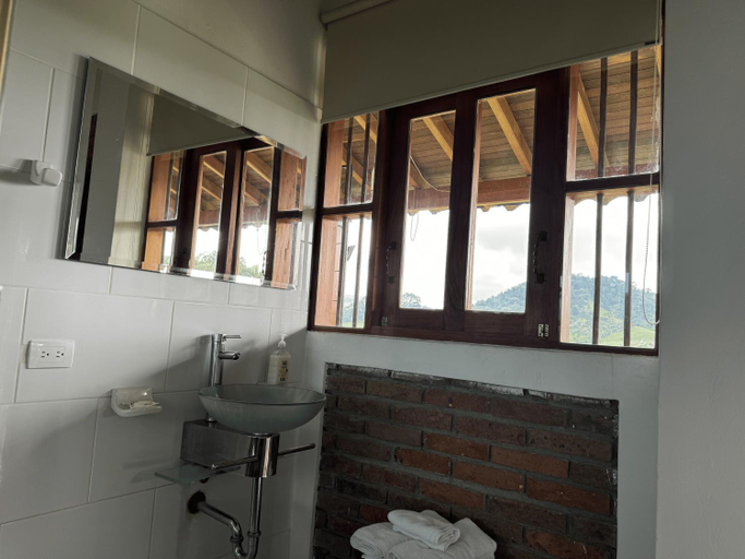 Bathroom 2, Santa Barbara, Santa Rosa de Cabal