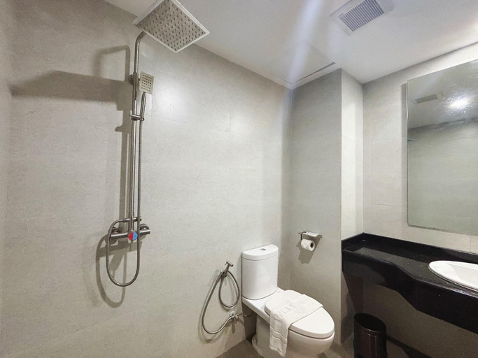 Bathroom 4, Golden Arrow Hotel, Yangon