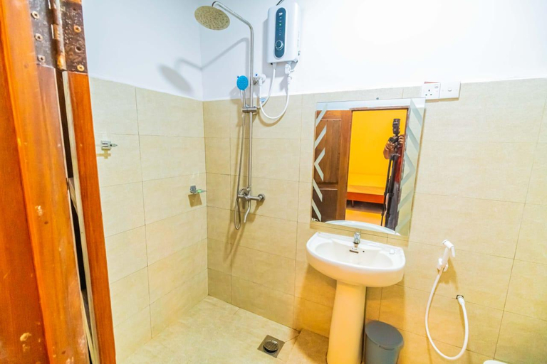 Bathroom 5, Cinnamon Airport Residencies., Katana