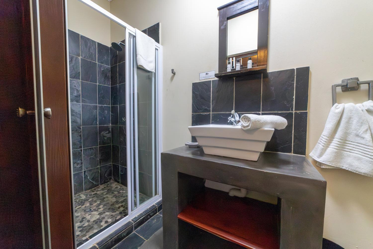 Bathroom 5, Khayamanzi Guesthouse, Bojanala