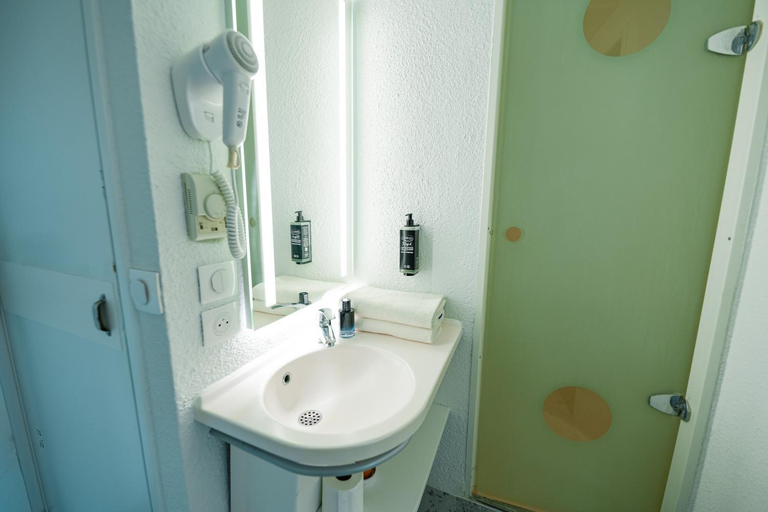 Bathroom 5, ibis budget Sète Centre, Hérault