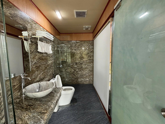 Bathroom 4, Xuan Son Lakeside Bungalow, Hoa Lư