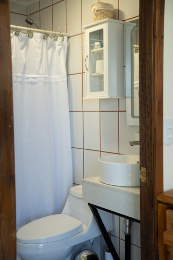 Bathroom 2, Viento Sur Pichilemu Lodges Cama King con Calientacamas, Cardenal Caro