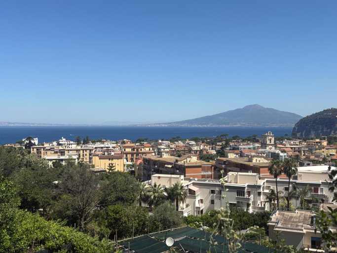 Others 5, Casa la Roccia, Napoli