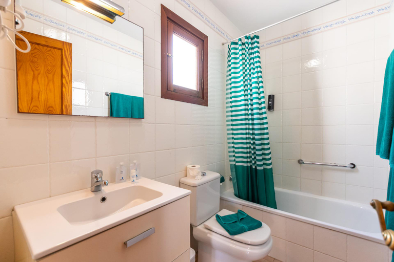 Bathroom 3, Bungalows Castillo Club Lake, Las Palmas